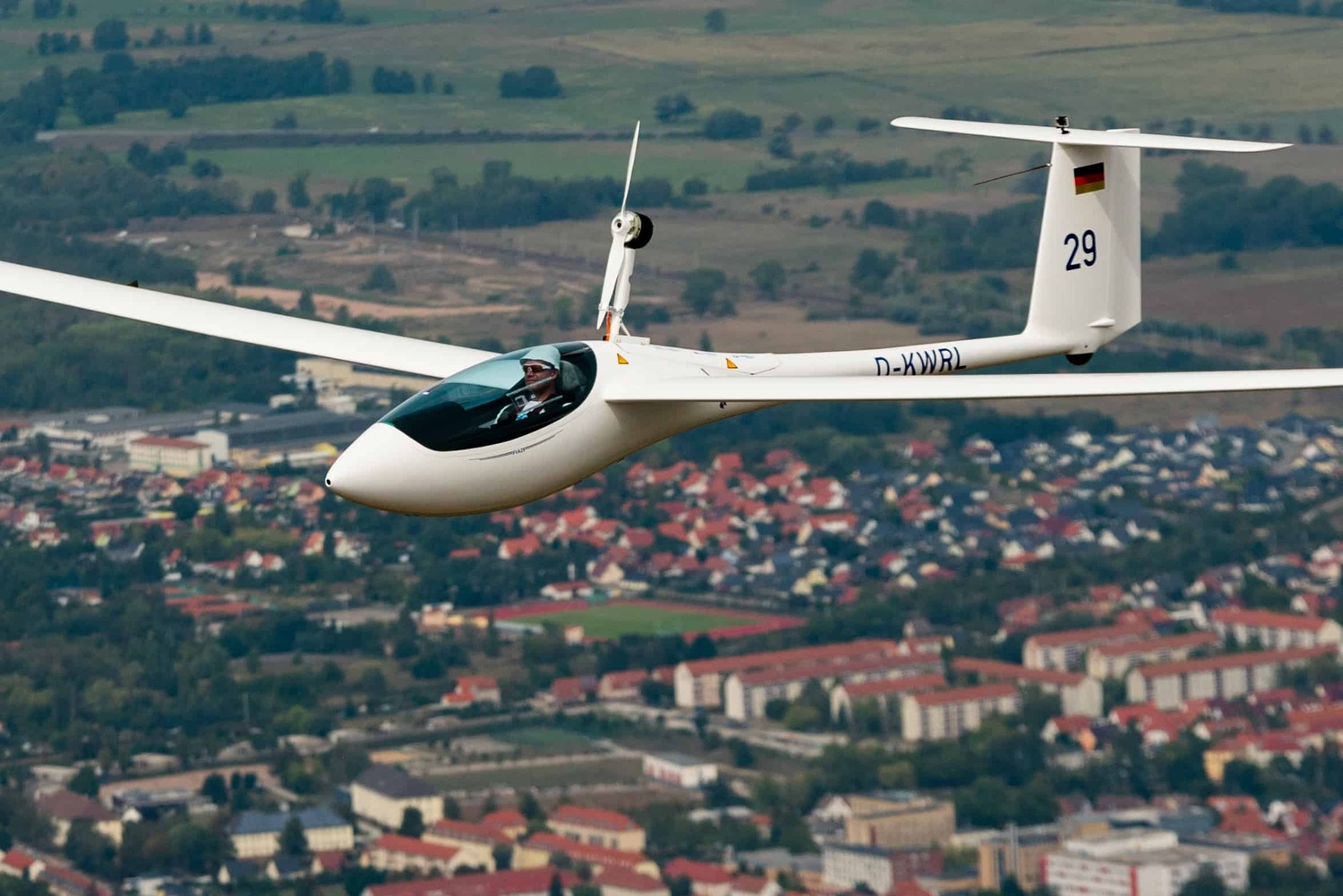 FVA 29 erster Flug der Flugerprobung zum Testen des Aus- und Einfahren des Mastes