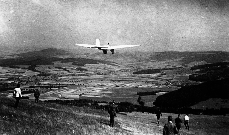 „Blaue Maus” mit Klemperer im Flug über der Wasserkuppe 1921.